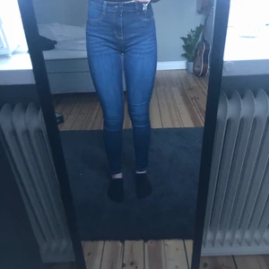 Mörkblå skinny jeans - Mörkblå skinny jeans (väldigt stretchiga) från ellos i strl 36. Säljer dessa då jag använt dom högst 1-3 gånger💕