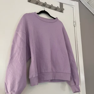 Sweatshirt - Lila sweatshirt från Gina, knappt använd