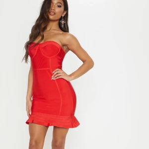 Pretty Little Thing - Bodycon dress  - En helt oanvänd elegant, söt och sexig kläning. Bra kvalite. Köpte för €45 = 470 kr. 