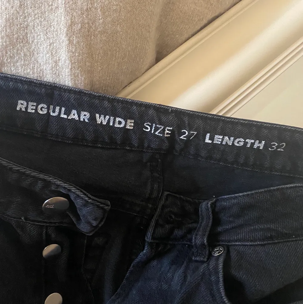 Säljer mina svarta/gråa jeans från bikbok, storlek 27/32. Modellen regular wide. Frakt tillkommer🤎. Jeans & Byxor.