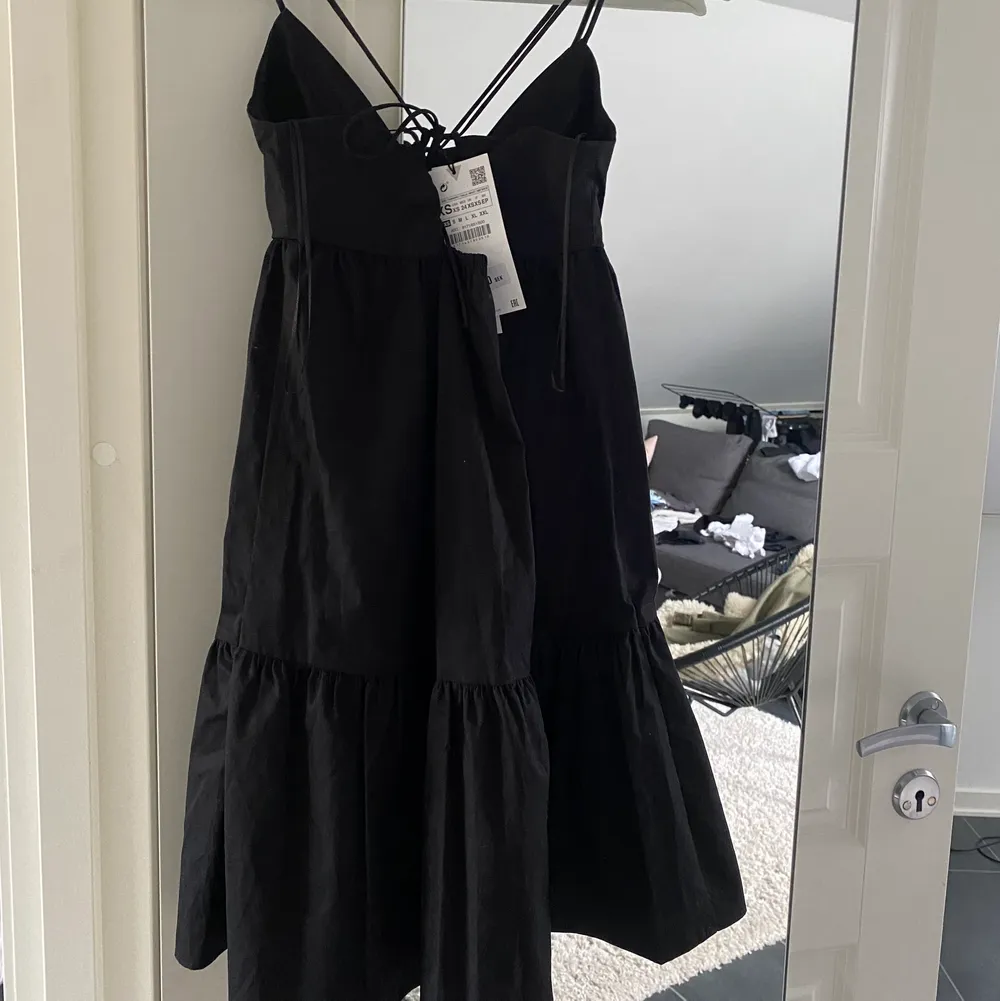 Super fin svart klänning från zara!❣️ aldrig använd då jag råkade köpa två stycken likadana, lappen finns kvar. Klänningen passar xs-s, nypris 359kr. Klänningar.