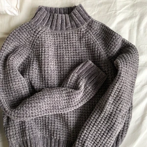 Grå stickad tröja - Världens mysigaste stickade tröja i fluffigt garn! Köpare står för eventuell frakt🧁