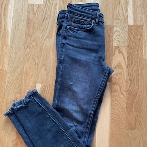 Fina dam jeans från Zara. Strl. 36 -  •Trendiga jeans, var knappt använda. Hittar ingenting att anmärka på •Storlek 36 •Köpte för 399 kr. Säljer för 145 kr 🚫Djurfritt och rökfritt hem 📍Kan mötes upp i Mölnlycke 📬Kan skickas mot fraktkostnad (66 kr) 🌱Tvättade efter användning