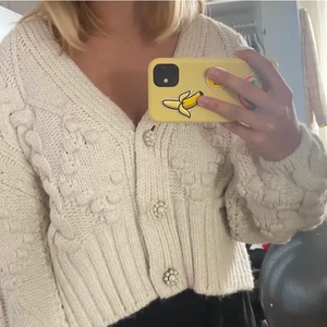 Kofta från Zara strl S - Superfin kofta fr Zara. Jättefint skick då den knappt är använd. Ser ny ut. 