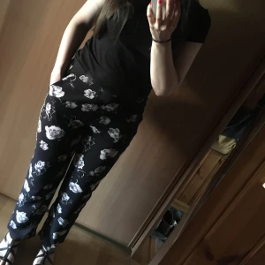 Sommarbyxor, Fransa, M, fint skick!  - Säljer mina sommarbyxor i fint blommig monster. Storlek M från Fransa. Byxorna är i fint skick, ingenting att anmärka. 