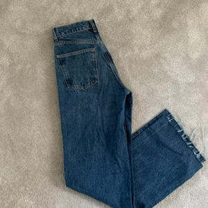Mörkblåa jeans från zara - Mörkblåa raka jeans från zara, högmidjade. Köpte dem för 499kr, och säljer då dem inte kommit till användning alls på grund av fel storlek! Slut på hemsidan! Är storlek 36