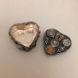 Hjärta ask stenar - Jättesöt liten metallask prydd med olika kristaller. Ett fint gammalt hantverk. Jag köpte den på en loppis för flera år sedan men i mitt rum har den tyvärr inte kommit tilll användning. Passar till förvaring för ett par örhängen eller något annat litet. 