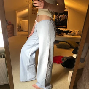 Weekday jeans - Jeans från Weekday som är en väldigt slapp passform, alltså inte alls tighta. De är helt nya och oanvända med prislapp kvar (se bild 3). Storlek 36, de har ingen dragkedja utan ett snöre man knyter, fickor på rumpan inga där framme! Supersnygga har tyvärr aldrig kommit till användning för mig💖Originalpris :500. Jag säljer för :200