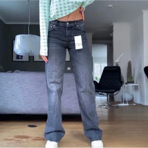 Gråa Zara jeans  - Verkligen jättefina jeans från Zara i väldigt fint skick 💕 skulle säga att byxorna är något högre i modellen i midjan om man jämför med hur dom sitter på bilden, men i övrigt ser jeansen exakt lika dana ut 🥰🥰 Köppte dom här på Plick men fick hem dom i en annan storlek än vad säljaren uppgav och varav därför jag säljer dom 💕 vid fler intresserade kommer jag starta budgivning 