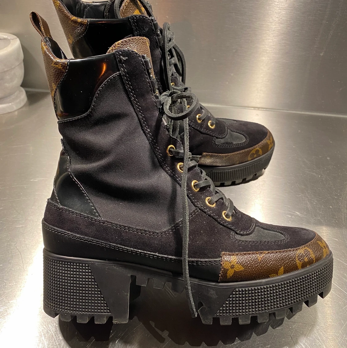 Louis Vuitton lauréate ankle boots 37