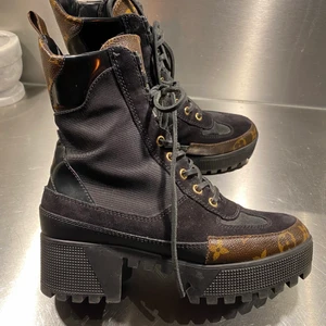 Louis Vuitton lauréate ankle boots 37 - Louis Vuitton lauréate leather ankle boots size 37. Jättebra skick. Använda ca 5 gånger 