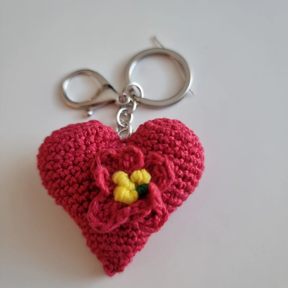 Virkat hjärta - nyckelring.