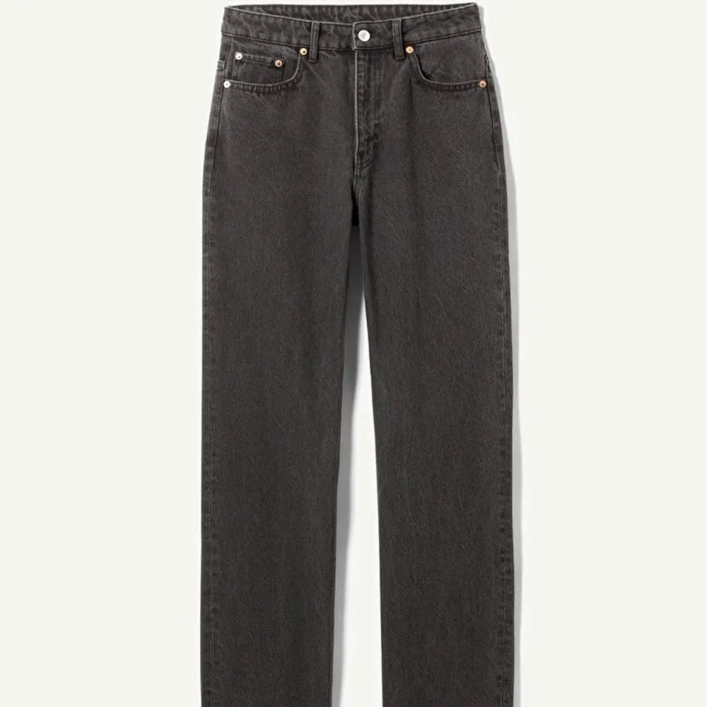 Säljer min svarat Weekday voyage jeans. Originalpris 500kr.🌸. Jeans & Byxor.