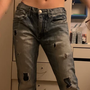 Drainer jeans  - Fett cola jeans som inte kommer till användning! De är lite långa på mig som är 167cm.