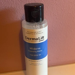 Cleansing water  - Cleansing/miscellar water köpt i Korea. Funkar bra att använda för att ta bort smink eller i sin hudvårdsrutin ☺️ frakt ingår i priset 💖  kontakta gärna mig ifall ni har några frågor