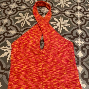 Halterneck linne - Helt oanvänt från Gina tricot 