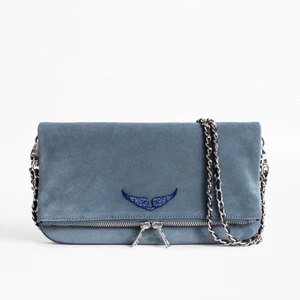 Blå Zadig Väska - Säljer nu min så fina Zadig väska!! Köpt för ca 2 år sen i deras butik i marbella. Nypriset: ca 3700kr💓 Rätt så använd, skriv privat för fler bilder, därav priset men verkligen så fin och har mycket kvar att ge!!💓 Säljer för att den inte riktigt kommer till användning längre. Givetvis äkta, både två kedjor och dustbag tillkommer!!💓💓💓 SÄLJER INTE FÖR UNDER 1000, även fast rätt så sliten!!❤️‍🔥