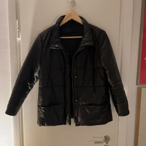 Zara studios  - Skinnjacka/ täckjacka i äkta lammskinn. Svart. Halvmatt. Mjukt och smidigt skinn som känns lyxigt. Lätt, följsamt foder som värmer utan att kännas påpälsat. Är en medium men ärmarna är uppsydda ett par centimeter hos skräddare så att jackan passar perfekt på en storlek Small. Perfekt skick. 