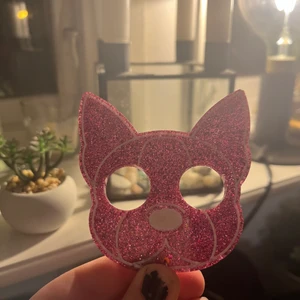 Nyckelring  - En super fin nyckelring. Har aldrig använt den, har en till som ser ut som en katt. Skriv privat för fler bilder :)