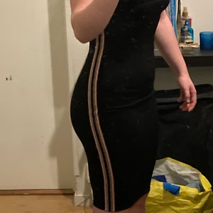 Klänning  - Slimfit eller ja tjat klänning från NLY ONE i storlek XS. Syrrans gamla och hon gilla den inte o den är lite för liten för mig. Använd 3-5 gånger. 