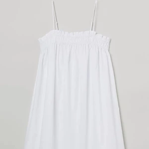 Vit klänning  - Säljer en jätte härlig vit sommarklänning, super fin att ha både till vardags eller ute💓💓säljer pågrund av fel storlek. Inte använd någon gång då den kommer i fint skick !!🤍🤍