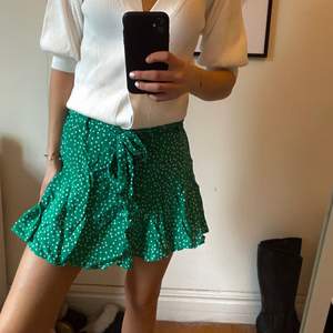 Säljer en jättefin och gullig grön och vitprickig kjol från Zara. Det är shorts under och ett tillkommande skärp/band som man kan justera helt själv.💕