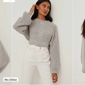 Stickad NAKD tröja 100kr  - En croppad grå stickad tröja från NA-KD. I bra skick. Ganska stor i storleken, passar även S. 