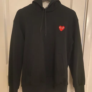 CDG hoodie - Bra skick 7/10 skönt material och passar till jeans och mjukis byxor!
