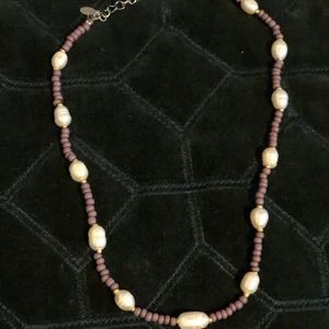 Halsband uf - Handgjort halsband med pärlor från secondhand, rostfritt stål. 99kr plus frakt men är fler intresserade blir det budgivningen💕💕💕Stötta gärna vårat uf-företag kram FXA uf.