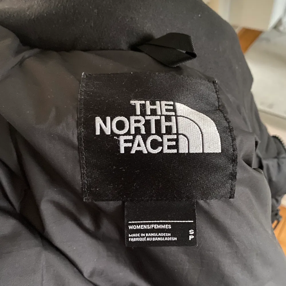 As fin the north face jacka i väldigt bra skick! Väldigt varm och skön, säljer då den blivit för liten😢 nypris runt 3000! skriv för fler bilder eller frågor . Jackor.