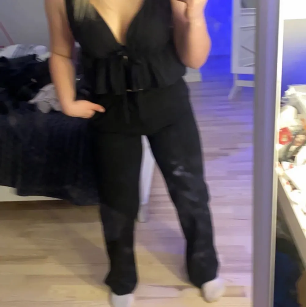 Säljer dessa kostymbyxor i strl 36, riktigt fina kom privat för fler bilder. Köpte för 400 säljer för 120 men diskuterbart💖💖💖. Jeans & Byxor.