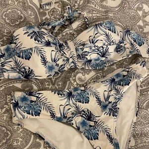 Bikini - En bikini i bra skick använt en gång. Överdelen och underdelen är i olika storlekar. 