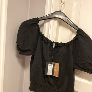 Topp - Helt ny topp från pieces. Fick den i julklapp därför är själva priset borta men fått veta att nypris var 199kr 