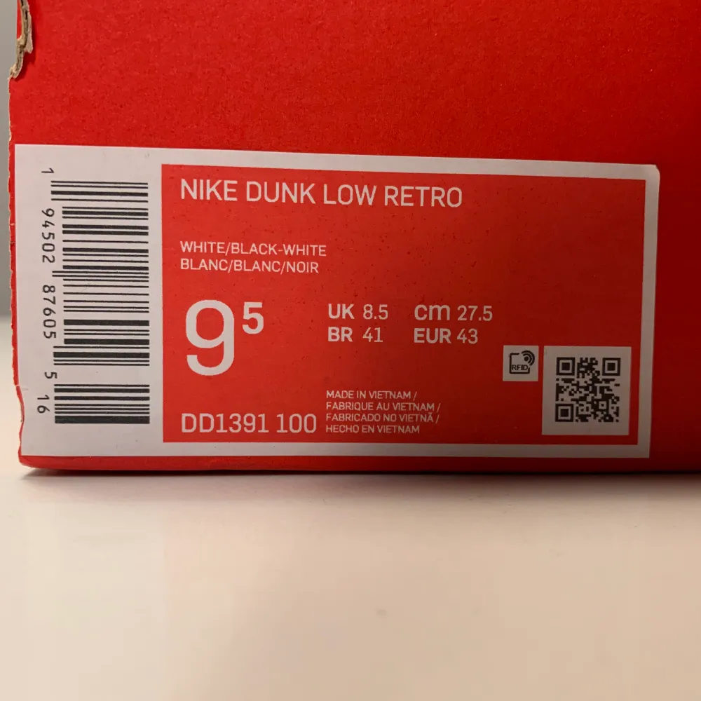 Nike Dunk low retro (black and white), i herr storlek 43. Skorna är helt nya och oanvända. Kvitto finns. Skriv till mig om du har frågor eller om du vill ha fler bilder på dem. . Skor.