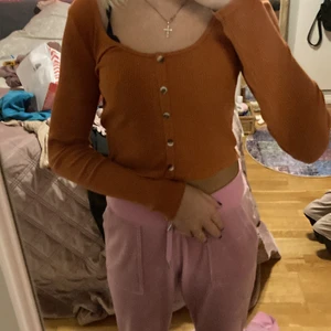 Orange brun tröja - Jag väljer att sälja den här fina tröjan och jag har inte använt tröjan mycket alls❤️