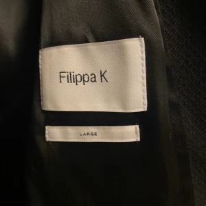 Svart kappa från Filippa K, strl Large - Använd ett fåtal gånger pga att den är lite stor. Normal i storleken 