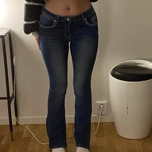 Säljer dessa otroligt snygga Low waist jeans från Shein i storlek xs. Använd ett fåtal gånger. 100kr plus frakt (79kr)