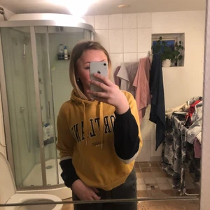 Ingwt - Hoddie från H&M~ storlek xs~ pris 40kr~köparen står för frakten~ frakten blir runt 60kr~