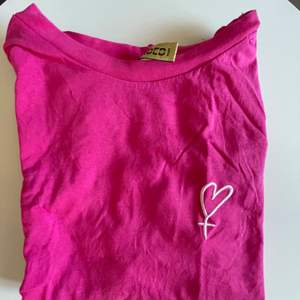 Rosa T-shirt jag köpte på HM. Använt en gång. Ganska kort i modellen. Väldigt fin rosa!