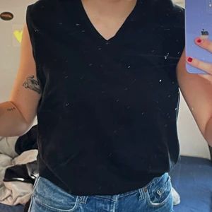 Väst - Svart, stickad väst. V ringad. Väldigt mjuk och as cool men typ T-shirt eller polo under! Bra skick!