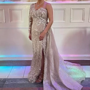 Festklänning  - Festklänning använd endast en gång, klänningen är som ny.