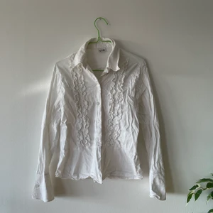 Vintage Skjorta - Storlek står inte men jag skulle säga att den är i S. Tyvärr kommer den inte till användning längre! Pris kan diskuteras. Frakt tillkommer (62kr)🥰