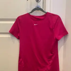 Rosa träningströja från Nike i storlek M.