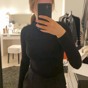 Tajt polotröja från gina - Tajt polotröja från Gina i svart, använd fåtal gånger så det är fint skick. Köparen står för frakten!❤️