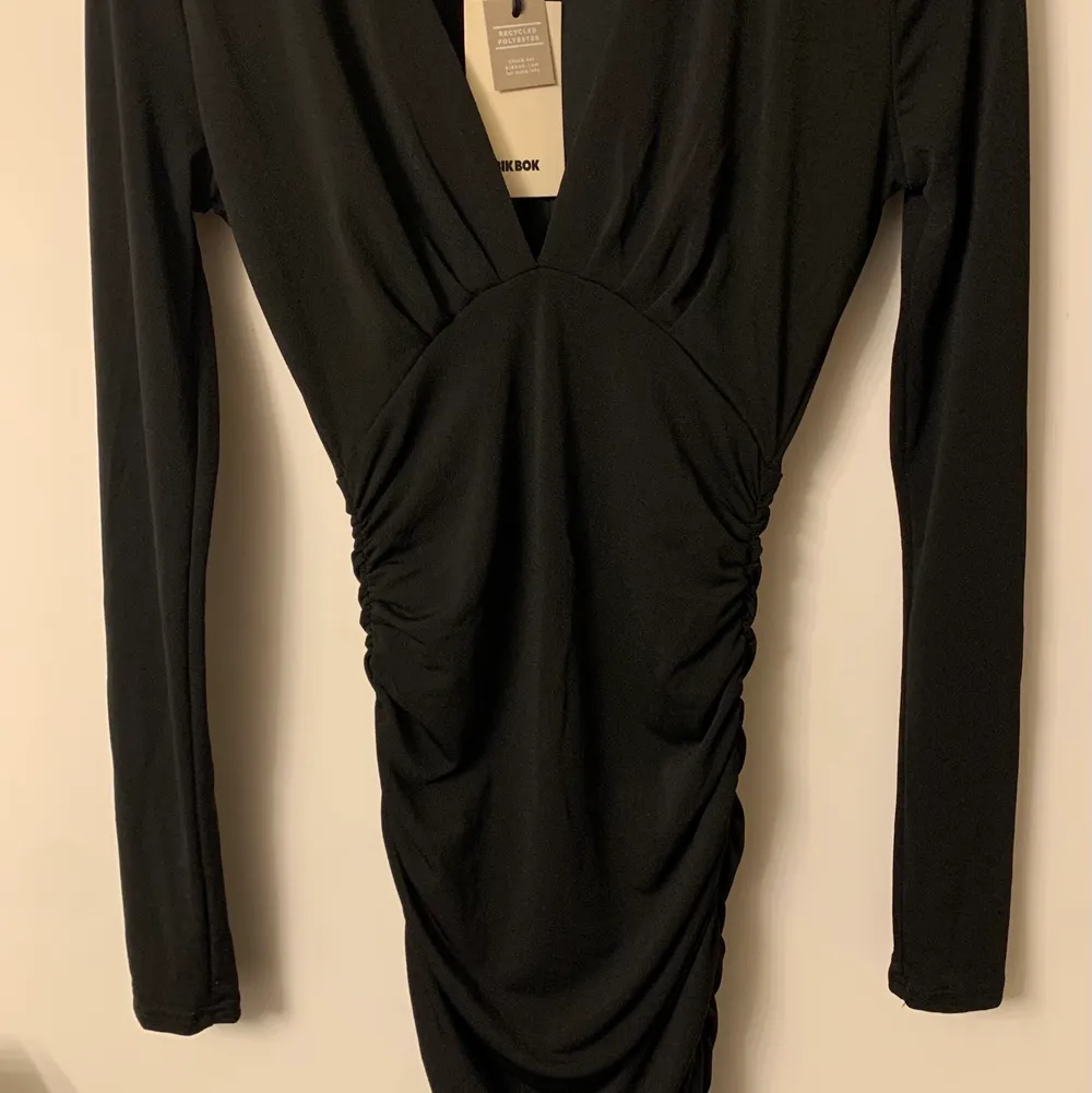 Den perfekta svarta klänningen från bikbok. Storlek xs, aldrig använd 🖤✨  nypris 400kr. Klänningar.