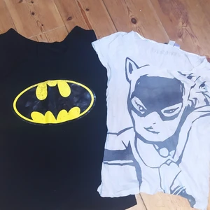 Paket med Batman toppar strl S - I använt skick,därav priset. Djur och rökfritt hem. Fraktar eller möts kring sthlm och Kungsängen.