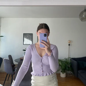 Lila kofta💜 - Supersöt lila kofta med volanger på armarna och längst nederkanten❤️‍🔥 Storlek S från HM och aldrig använd!😍