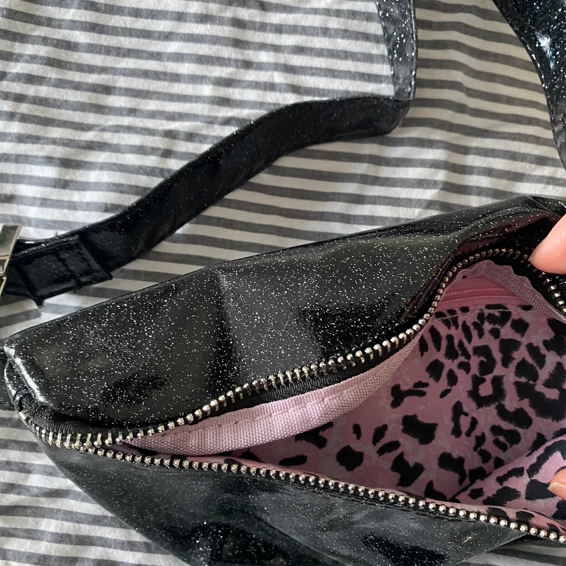 Glittrig väska - 91