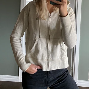 Polo Ralph Lauren huvtröja - Säljer min Polo Ralph Lauren huvtröja. Använd men i fint skick. Storlek S men passar M med. Inköpt för 1500kr säljer för 400kr. Pris kan diskuteras. 💘💓