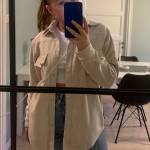 Jacka  - Ett litet bläcksträcks som syns väldigt väldigt svagt (se bild 2)